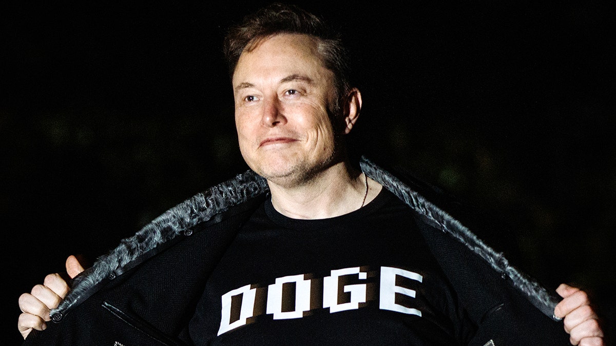 Elon Musk shows the start the shirt