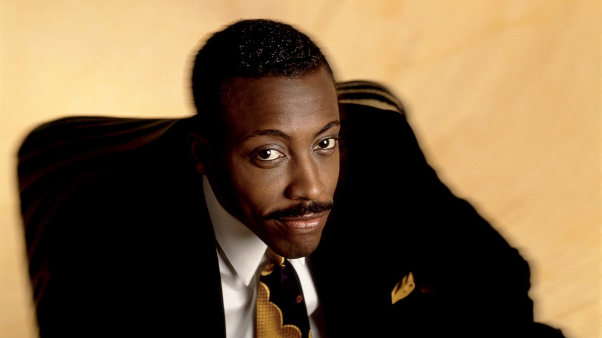 Arsenio Hall, a North -American Comediant, Arsenio Hall, proposes a portrait sitting in his chair in Los Angeles, California, by 1991.
