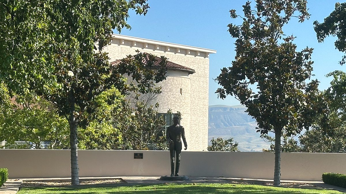 Statue of Reagan 